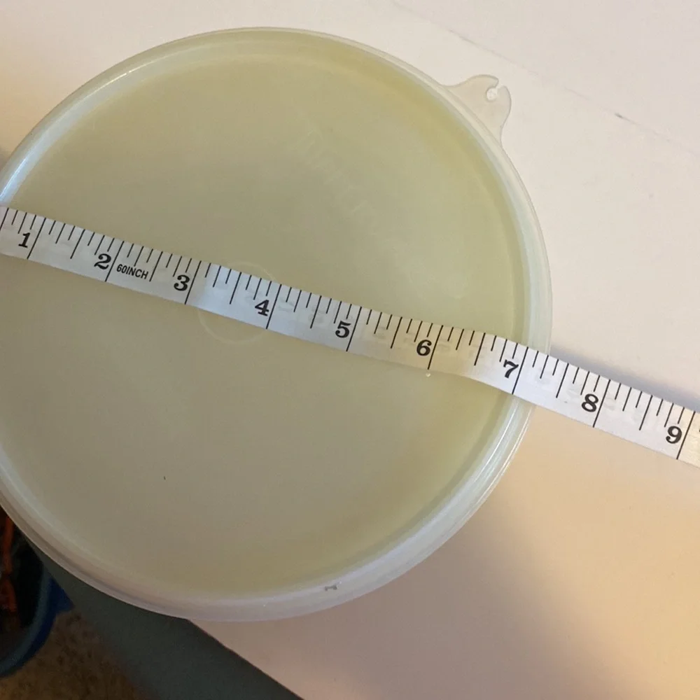 Tupperware scratches lid